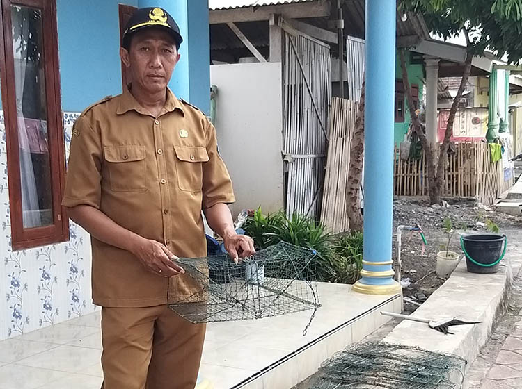 ALAT TANGKAP: Perangkat Desa Penambangan Samsul Hadi memperlihatkan bubu rajungan yang disiapkan pemdes dalam program ketahanan pangan. Ada 6.100 bubu rajungan yang diberikan kepada nelayan.