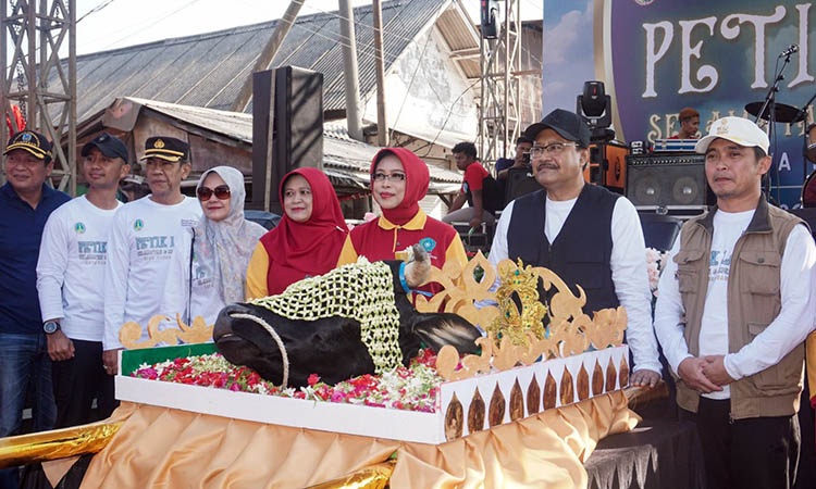 KOMPAK: Wali Kota Pasuruan Saifullah Yusuf dan Wawali Adi Wibowo ikut dalam Pawai Larung Sesaji bersama Forkopimda, Kepala Disparpora Dyah Ermitasari, ST, MT, dan perwakilan masyarakat Ngemplakrejo.
