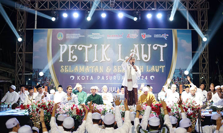 SHOLAWATAN: &ldquo;Gebyar Sholawat Hadrotul Mustofa&rdquo; Bersama dengan Al-Habib Hilmi Baraqbah dalam rangkaian Petik Laut Kota Pasuruan.