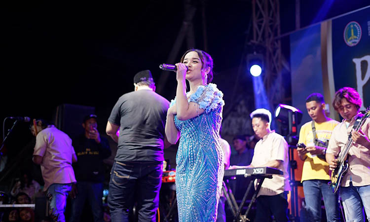 MENGHIBUR: Pesta Rakyat menampilkan bintang tamu utama Om New RGS featuring Tasya Rosmala.