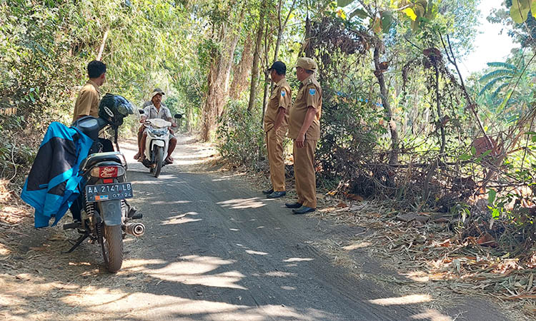 SEGERA DIPERBAIKI: Kepala Desa Tunggak Cerme Musta&rsquo;in meninjau jalan desa di Dusun Kopian, yang rencananya akan diperbaiki.