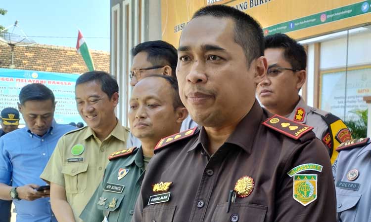 JABATAN BARU: Kajari Kabupaten Probolinggo Ahmad Nuril (depan)