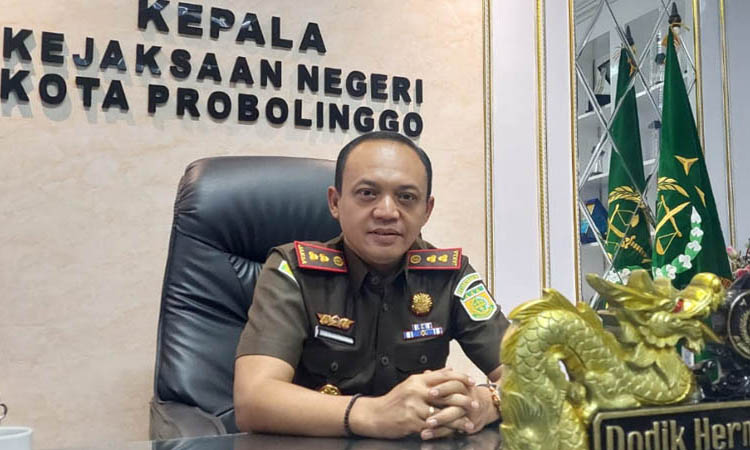 SERIUS TAPI SANTAI: Kajari Kota Probolinggo Dodik Hermawan di ruang kerjanya.