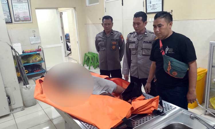 MEMILUKAN: Jenazah korban saat dievakuasi ke RS Bhayangkara Porong. Korban meninggal usai tertimpa pipa besi pancang.