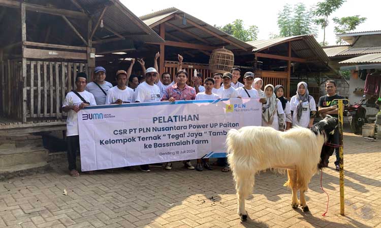 KOMPAK: Anggota kelompok ternak Tegal Jaya berfoto bersama pihak Bassmalah Farm dan PLN Nusantara Power UP Paiton.