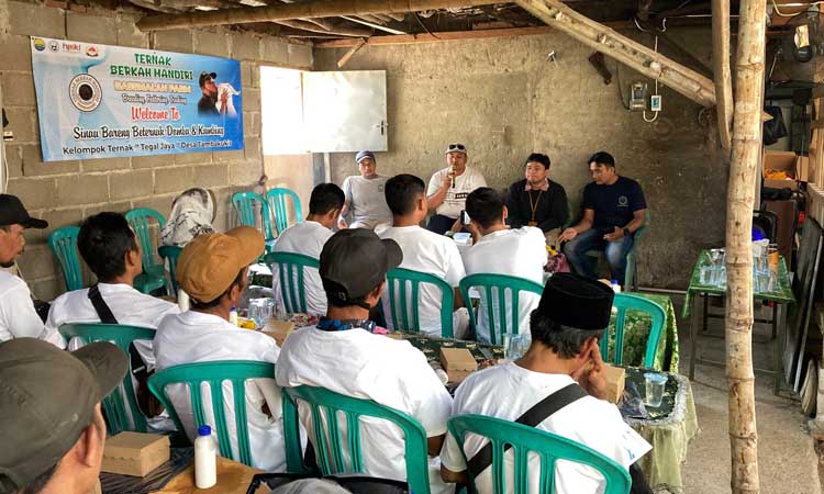 BELAJAR: Belasan anggota kelompok ternak Tegal Jaya, Desa Tambak Ukir, Kecamatan Kotaanyar menyimak materi dari narasumber Bassmalah Farm.