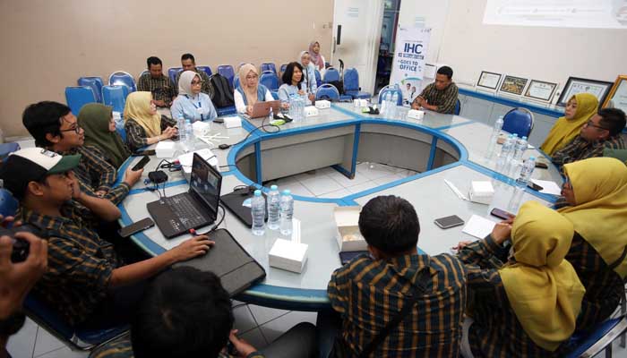 Suasana Health Talk Kesehatan Pekerja di kantor Jawa Pos Radar Bromo