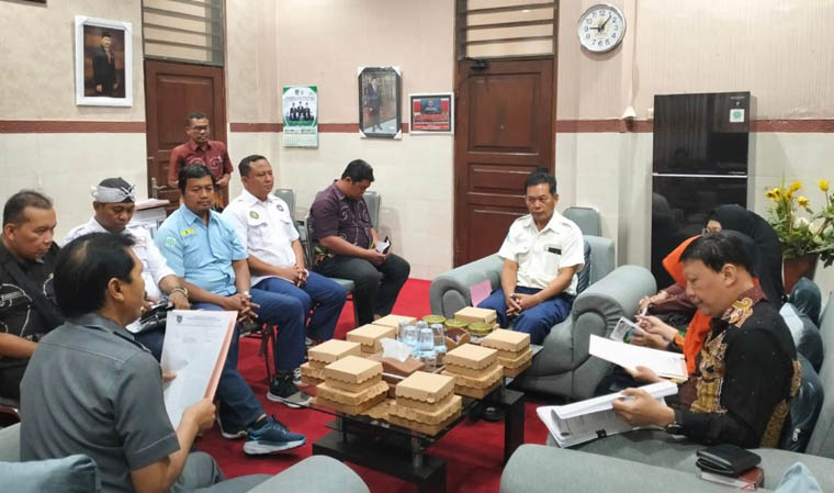 BANYAK PIHAK: Rapat koordinasi di ruang Wakil Ketua I yang dihadiri Dinas Perindustrian dan Tenaga Kerja (Disperinaker) Kota Probolinggo, DPC Konfederasi Serikat P