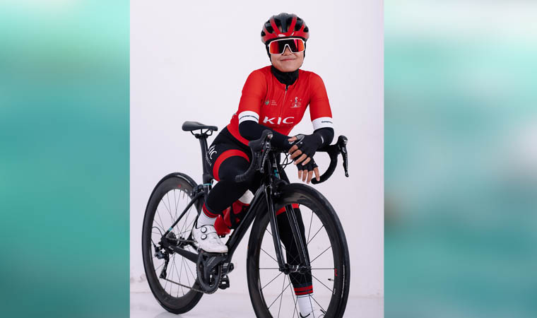 DIANDALKAN DAPAT MEDALI: Aisyah Putri Aprilia saat berlatih dengan roadbikenya. Di PON XXI Aceh-Sumut nanti, Aisyah akan turun di Individual Time Trials.