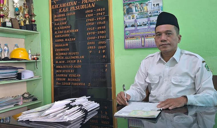 PEGAWAI KEMENAG: Ali Sodikin saat bertugas sebagai kepala KUA Pandaan.