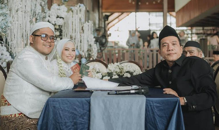 SUDAH SERING: Ali Sodikin saat menjadi penghulu.