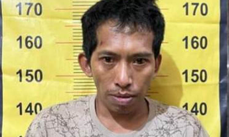 MERINGKUK: Tersangka Indra Bagus Cahyono, 37, hanya bisa meringkuk di balik jeruji penjara, karena kepergok edarkan narkoba.