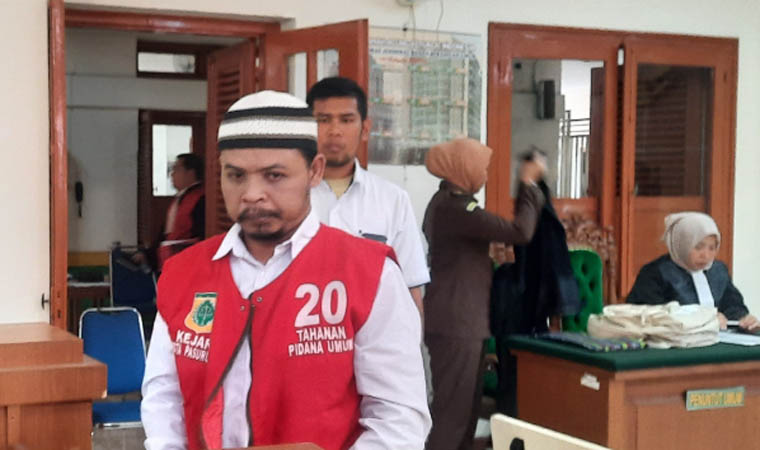 BAKAL DIHUKUM MATI: Terdakwa Muji ketika mengikuti sidang di Pengadilan Negeri (PN) Pasuruan.