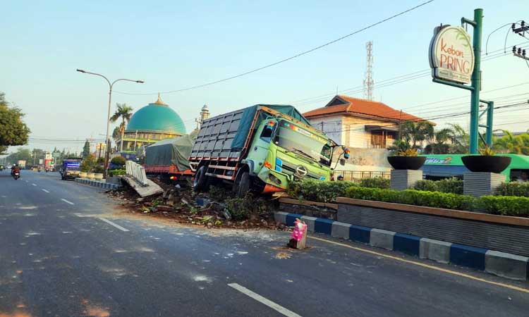 Kondisi truk gandreng usai menabrak median di jalan Soekarno-Hatta, Kota Pasuruan, Minggu (26/7).