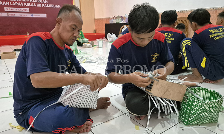 TIDAK SULIT: Muarif (kanan) dan Fatoni, dua warga binaan Lapas IIB Pasuruan saat membuat tas anyaman berbahan jali.