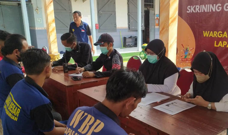 DETEKSI DINI: Proses krining TBC yang dilakukan di Lapas Pasuruan, Kamis (25/7).