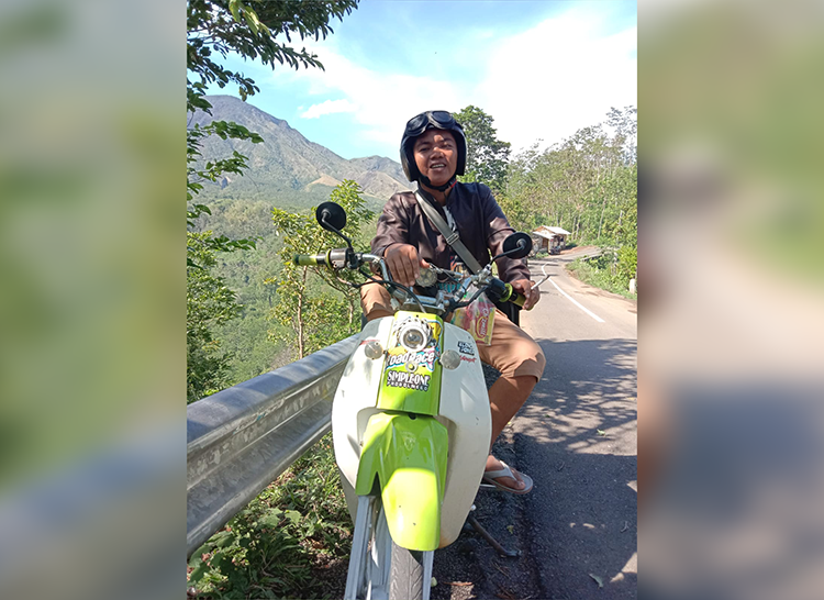 DATARAN TINGGI: Abdul Kadir, membawa motornya naik ke pegunungan Lamongan, Kecamatan Tiris, Kabupaten Probolinggo.