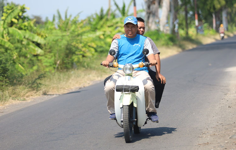 BERBONCENGAN: Dwi Afri Ananta bersama Abdul Kadir mengendarai motor hasil modifikasi milik Abdul Kadir. Motor ini awanya berupa Honda Grand diubah menjadi bergaya klasik, cetol.