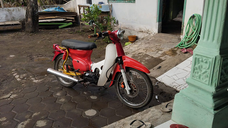 MERAH MENYALA: Motor Honda Supra Fit 2023 milik Dwi Afri Ananta, yang dimodifikadi menjadi bergaya retro ala Honda C70.