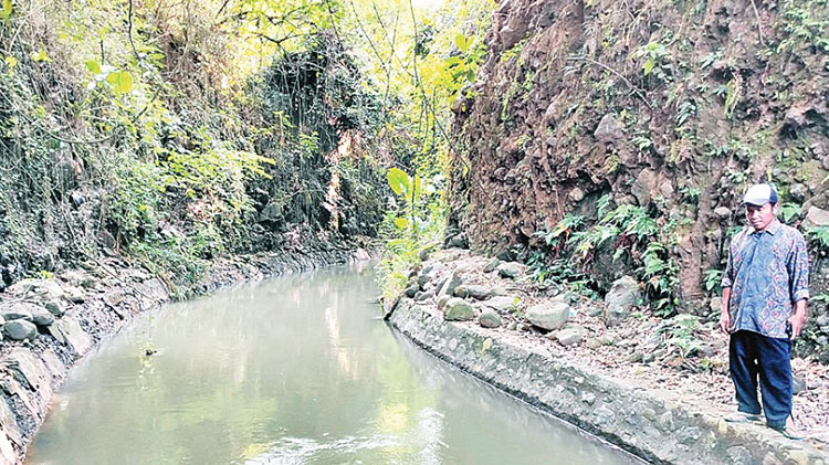 POTENSI WISATA: Aliran air pada saluaran Dam Winong yang bisa menjadi obyek wisata. Salah satunya dengan memanfaatkannya sebagai water tubing.