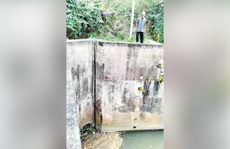 DALAM: Air di bawah bangunan Dam Winong, Desa Sumbergedang, Kecamatan Pandaan, yang disebut-sebut memiliki ketinggian hingga lebih dari dua meter.