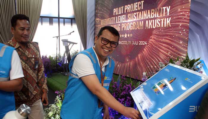 Dwi Hartono, Direktur Keuangan PLN NP secara simbolik membuang sampah plastik.