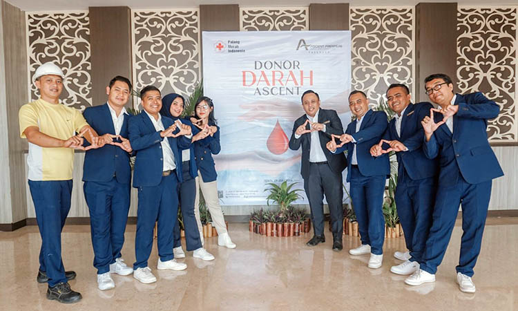 KOMPAK: General Manager Ascent Premiere Hotel and Convention Pasuruan Aldi Risanto (empat dari kanan) bersama karyawan Ascent Premiere Hotel and Convention Pasuruan.