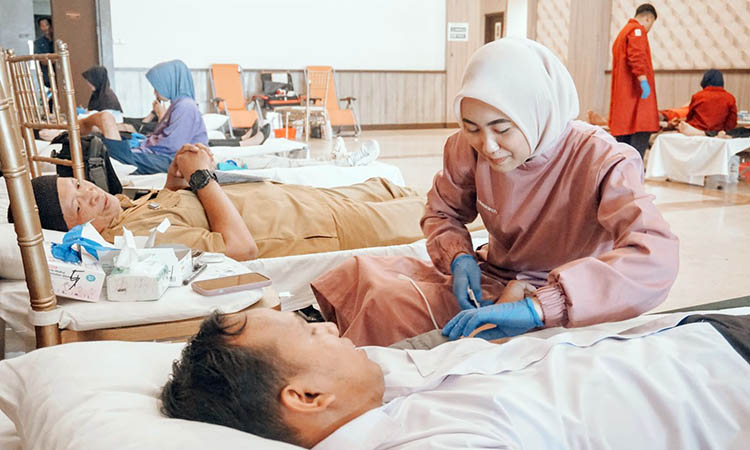 ANTUSIAS: Ratusan pendonor yang antusias mengikuti donor darah Senin (29/7).