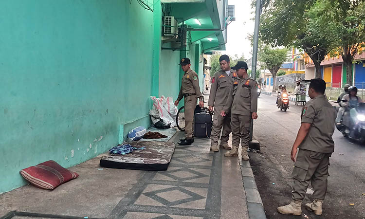PENINGGALAN: Bekas tempat tidur korban. Petugas saat hendak mengevakuasi kasur yang digunakan korban untuk istirahat.