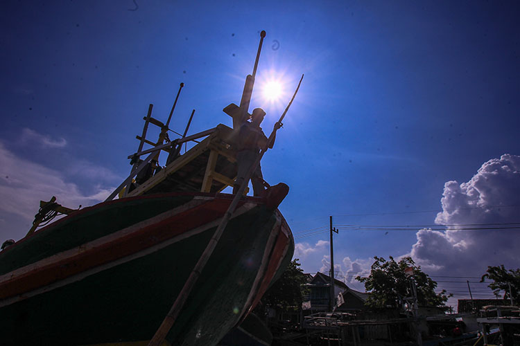 MAKIN TERIK: Sejumlah nelayan Pasuruan siap melaut. Bulan depan diprediksi telah masuk puncak kemarau dan akan lebih terik.