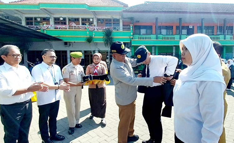 PENYEMATAN: Pj. Bupati Probolinggo H. Ugas Irwanto saat menyematkan jaket dan atribut kepada dua perwakilan mahasiswa KKN UPM TA 2023/2024, Senin (29/7).