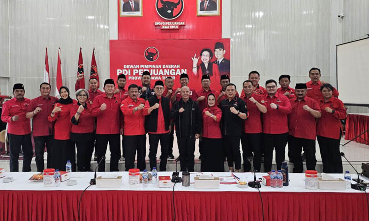 BERSAMA: Zulmi Noor Hasani (kiri belakang) saat foto bersama pengurus DPD PDI Jawa Timur beserta sejumlah calon Bacakada pada 14 daerah di Jawa Timur beberapa waktu lalu.