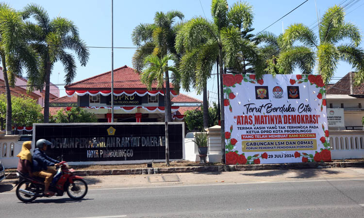 WUJUD PROTES: Banner yang dipadang di depan kantor DPRD Kota Probolinggo.