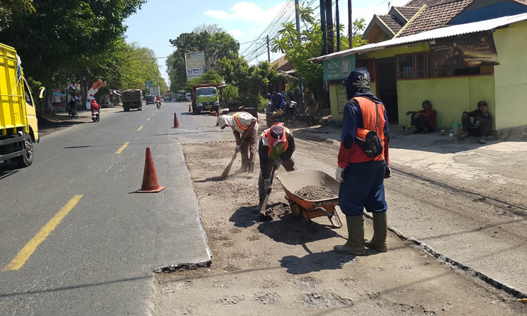 DIRATAKAN: Perbaikan aspal yang bergelombang di Jalan Raya Dringu, Desa Kalirejo, Kecamatan Dringu, Kabupaten Probolinggo, Senin (29/7).