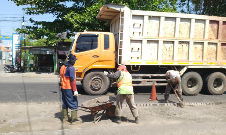 DIRATAKAN: Perbaikan aspal yang bergelombang di Jalan Raya Dringu, Desa Kalirejo, Kecamatan Dringu, Kabupaten Probolinggo, Senin (29/7).