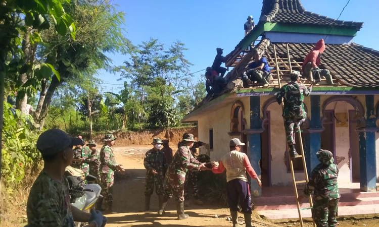 BAHU-MEMBAHU: Satgas TMMD ke 121 Kodim 0820/Probolinggo membangun musala.