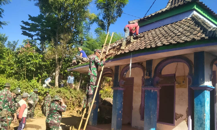 BAHU-MEMBAHU: Satgas TMMD ke 121 Kodim 0820/Probolinggo membangun musala.