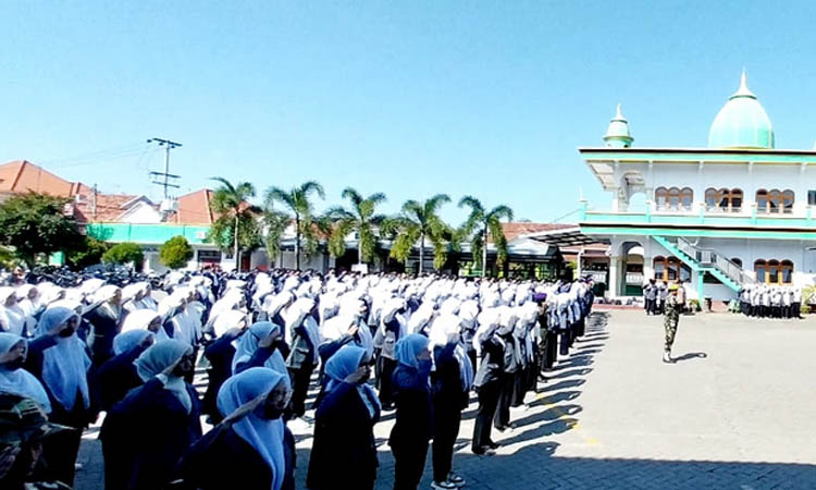 Apel pagi pelepasan mahasiswa KKN UPM berlangsung pukul 8.15 WIB di halaman kampus UPM Probolinggo dan dipimpin langsung oleh Pj. Bupati Probolinggo H. Ugas Irwanto S.Sos M.Si,
