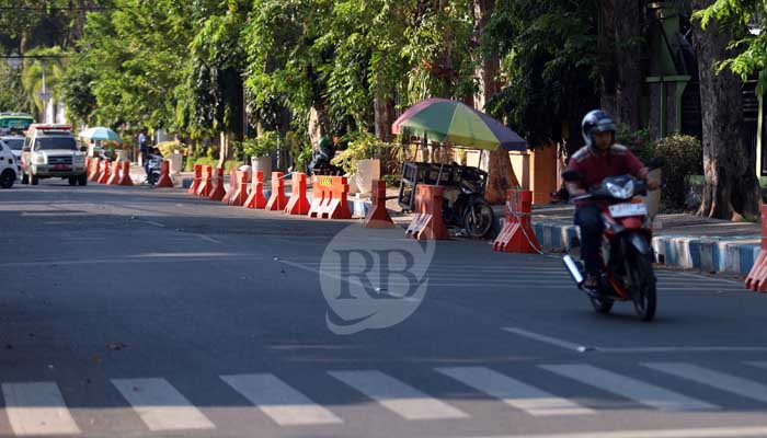 TAK MACET LAGI: Jalan Suroyo tampak lengang. Titik ini tidak lagi macet sejak dipasang road barrier dan rambu larangan parkir di sana.