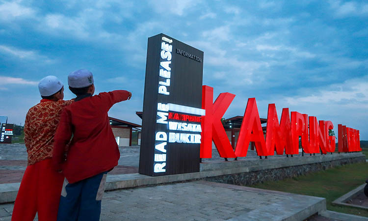 DIOPERASIKAN: Wisata Kampung Mebel Bukir yang sudah dioperasikan. Tampak dua anak menunjuk kawasan setempat.