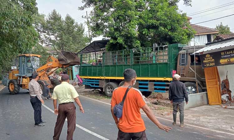 Kondisi truk tronton usai rem blong dan menyeruduk sebuah toko di Gerbo, Purwodadi, Rabu (31/7).