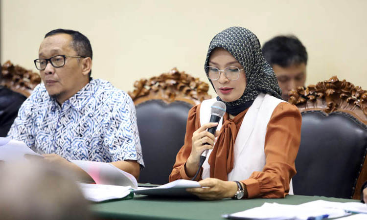 TERDAKWA: Hasan Aminuddin dan Puput Tantriana Sari ketika di persidangan.