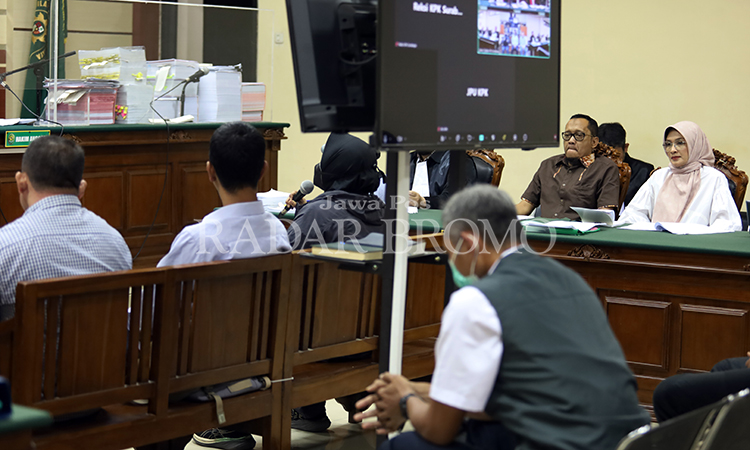 DIKONFRONTASI: Kepala Kesbangpol Kabupaten Probolinggo Doddy Nur Baskoro dikonfrontasi dengan empat penyidik KPK yang pernah memeriksanya dalam sidang pemeriksaan saksi di PN Tipikor Surabaya, Kamis