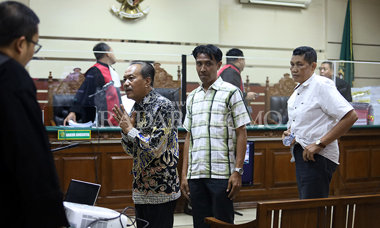 DIPERIKSA: Mantan Sekda Kabupaten Probolinggo Soeparwiyono diperiksa sebagai saksi saat sidang dugaan gratifikasi dan TPPU di lingkungan Pemkab Probolinggo, Kamis (1/8).