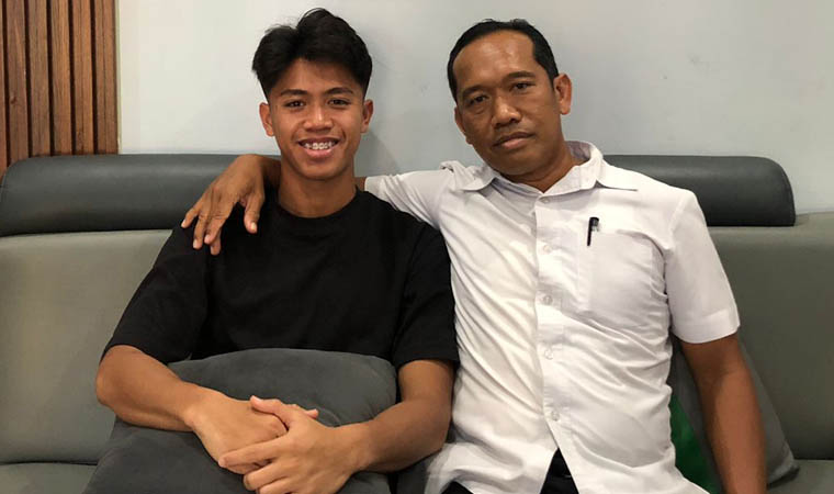 PULANG KAMPUNG: Figo Denis bersama Ananto, ayahnya saat ditemui di rumahnya, Jumat (2/8).