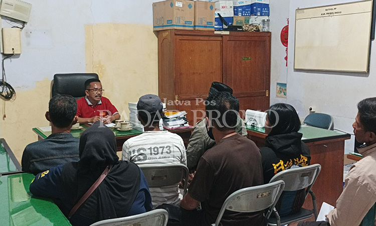 AKAN DIGUSUR: Kabid Penegakan Perda, Satpol PP Kabupaten Probolinggo Sumarto (kaus merah) memberikan penjelasan kepada tujuh muncikari tentang rencana menggusur semua warung esek-esek di Pasir Miring.