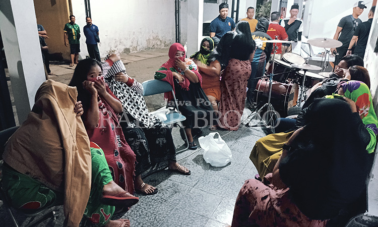 DIAMANKAN: Belasan PSK diamankan petugas Sapol PP Kabupaten Probolinggo dari tempat prostitusi Pasir Miring di Desa Sumberanyar, Kecamatan Paiton, Rabu (31/7) malam.