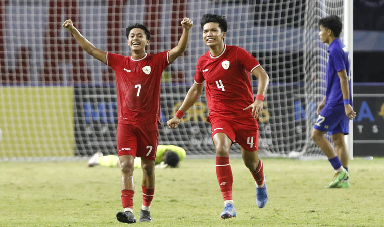 SENANG: Figo Denis bersama kadek Arel bergembira ketika peluit panjang berbunyi saat final Piala AFF U-19, Senin (29/8) lalu.