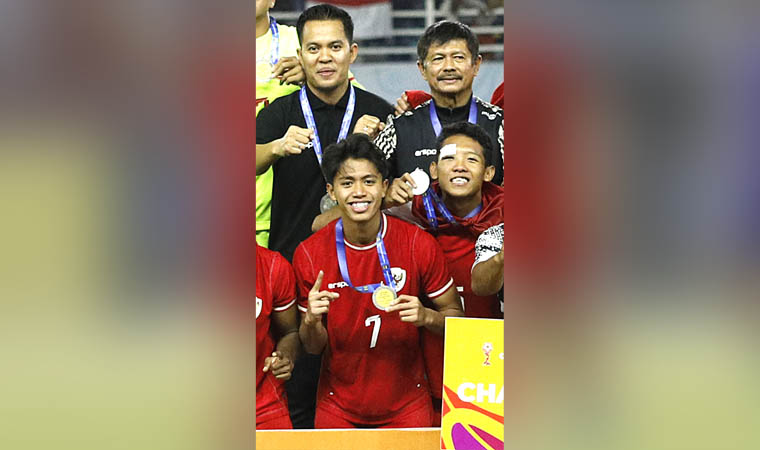 Gaya Figo Denis bersama punggawa Garuda Muda saat merayakan kemenangan Piala AFF U-19.