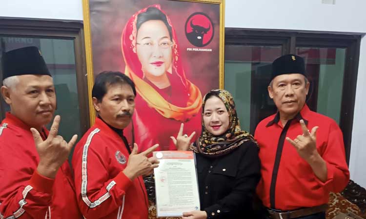 KONSOLIDASI: Ning Tiwi (kemeja hitam) bersama ketua DPC PDIP Kota Probolinggo Nasution (dua dari kiri) dan pengurus DPC lainnya.